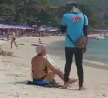 หนุ่มเตะทรายไล่ฝรั่ง