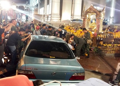 เก๋งเสียหลักพุ่งชนศาลพระพรหมเจ็บขั้นต่ำ 6 ราย คนขับฟุบตัวคารถ